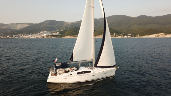 Caroline, Sailing yacht