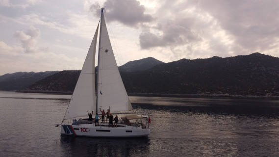 Suncity-3, Sailing yacht